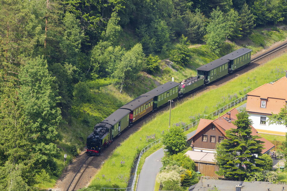 Von Zittau nach Oybin: Die Sächsisch-Oberlausitzer Eisenbahngesellschaft (SOEG) hat jetzt ein Pilotprojekt gestartet. Künftig sollen zwei der vier Dampfloks mit Leichtöl anstelle von Steinkohle fahren.