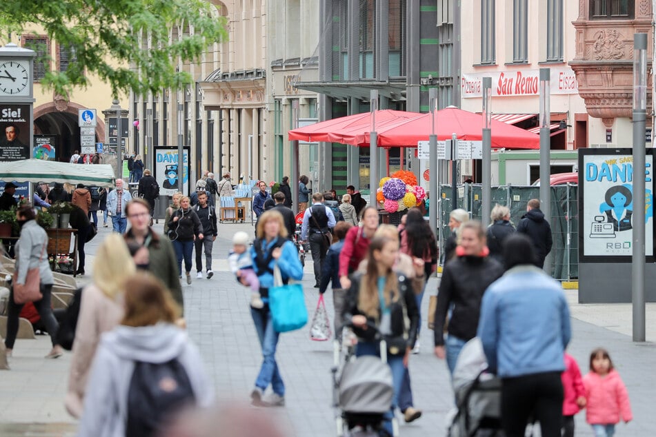 Zahlreiche Menschen gehen durch die Fußgängerzone in der Grimmaischen Straße in der Leipziger Innenstadt.