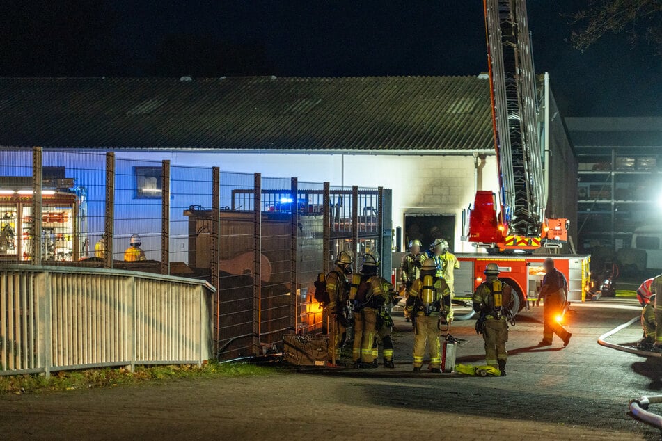 Eine Person starb durch das Feuer, zwei weitere wurden verletzt.