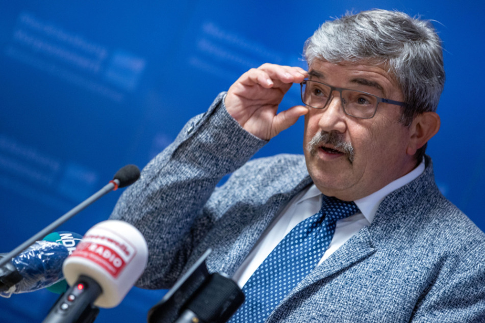 Lorenz Caffier (65, CDU) wich einer Frage zu einem angeblichen Waffenkauf aus.