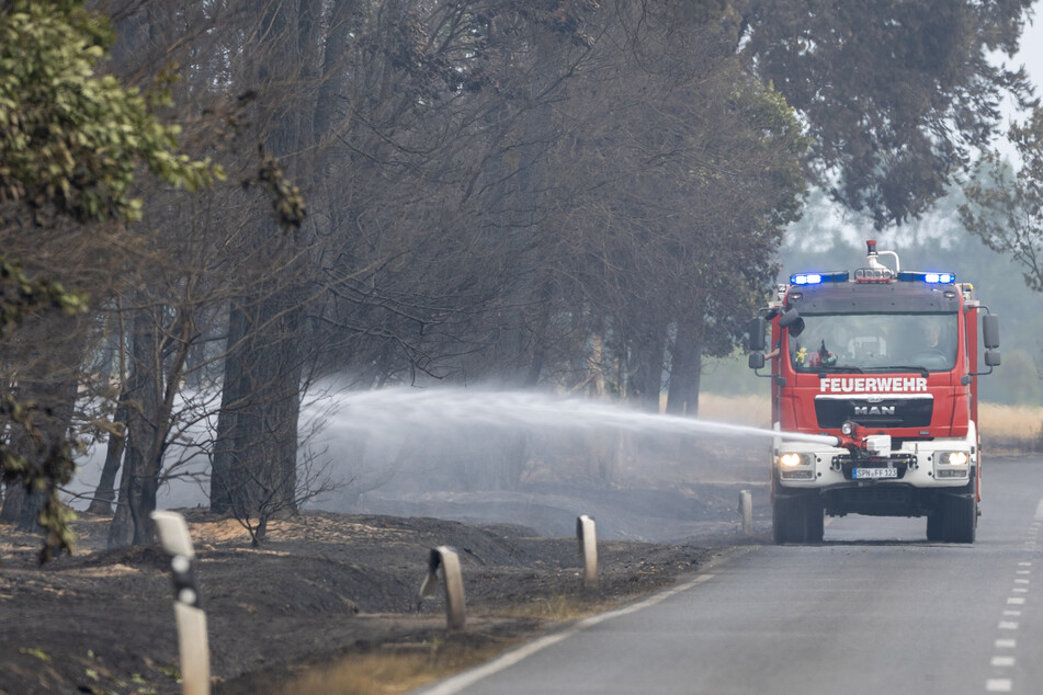 Ganz gelöscht ist der Waldbrand zwar noch nicht, aber Gefahr besteht zumindest auf sächsischer Seite keine mehr.