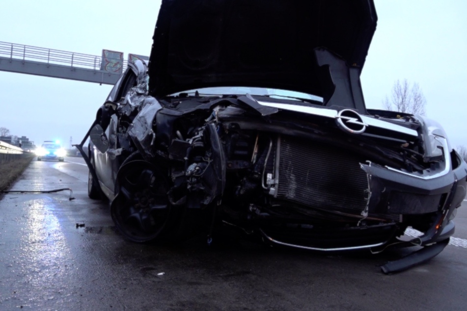 Opel kracht auf A2 in Lkw: Fahrer hatte mehrere Schutzengel
