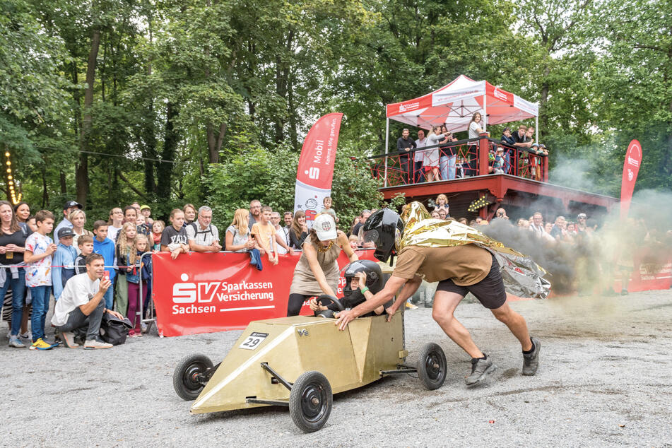 Am Outfit zu erkennen: Das "Golden Star"-Team hinterlässt eine "Goldstaub-Wolke".