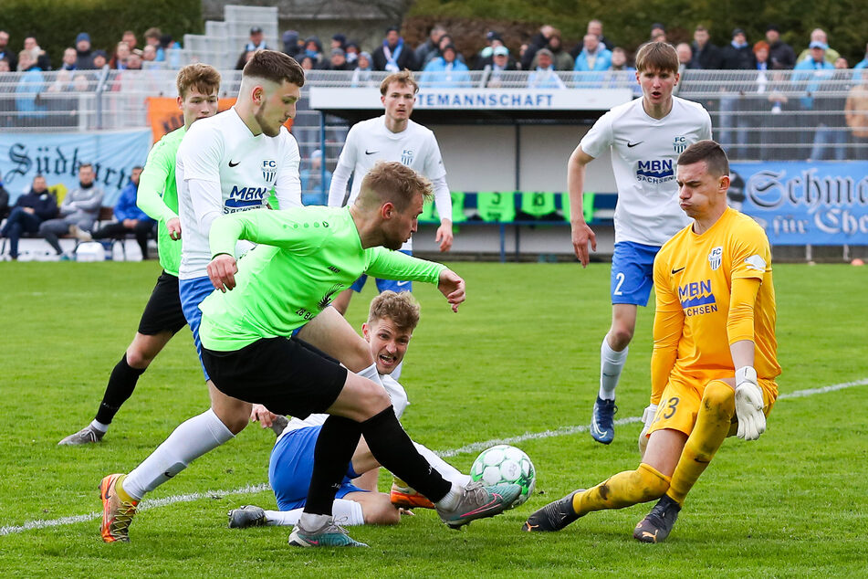 Felix Brügmann (30, grünes Trikot) schoss vor gut einer Woche den Chemnitzer FC in der Verlängerung gegen Oberlausitz Neugersdorf ins Endspiel des sächsischen Landespokals.