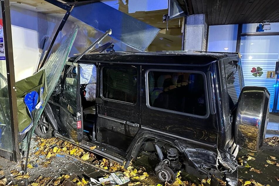 Teurer Vorfahrts-Unfall: Geländewagen kracht nach Zusammenstoß in Schaufenster