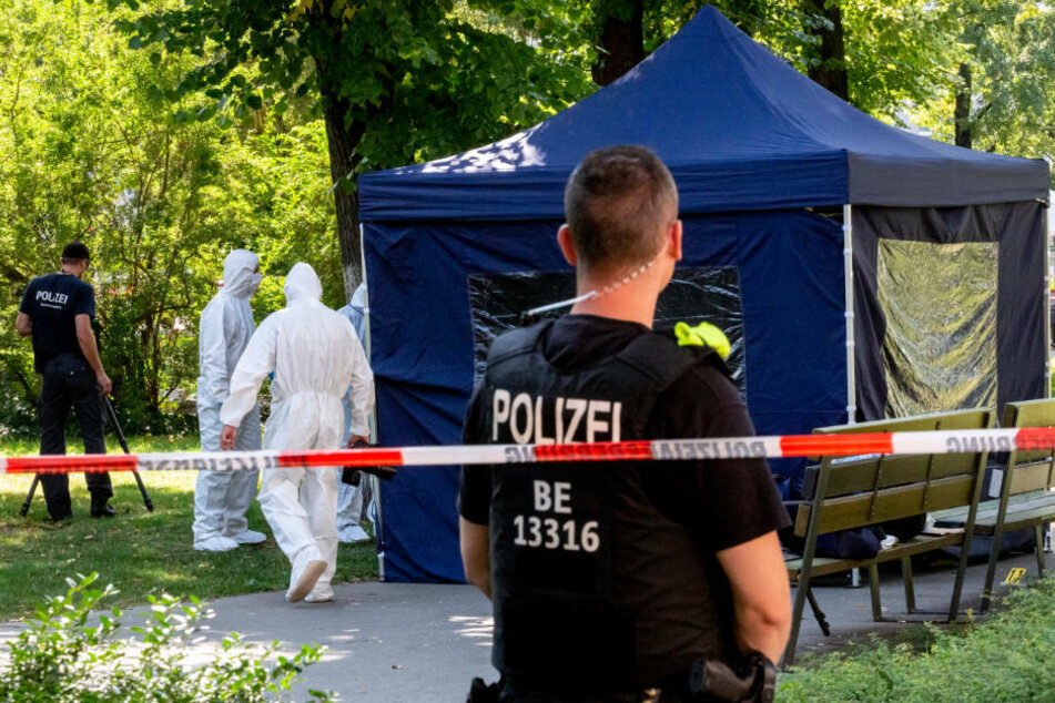 Beamte der Spurensicherung sichern in einem Faltpavillon Spuren am Tatort. Am 23. August 2019 wurde im Kleinen Tiergarten in Berlin ein 55-jähriger Georgier erschossen. Am Donnerstag werden erste Zeugen in dem Prozess gegen den mutmaßlichen Täter erwartet.