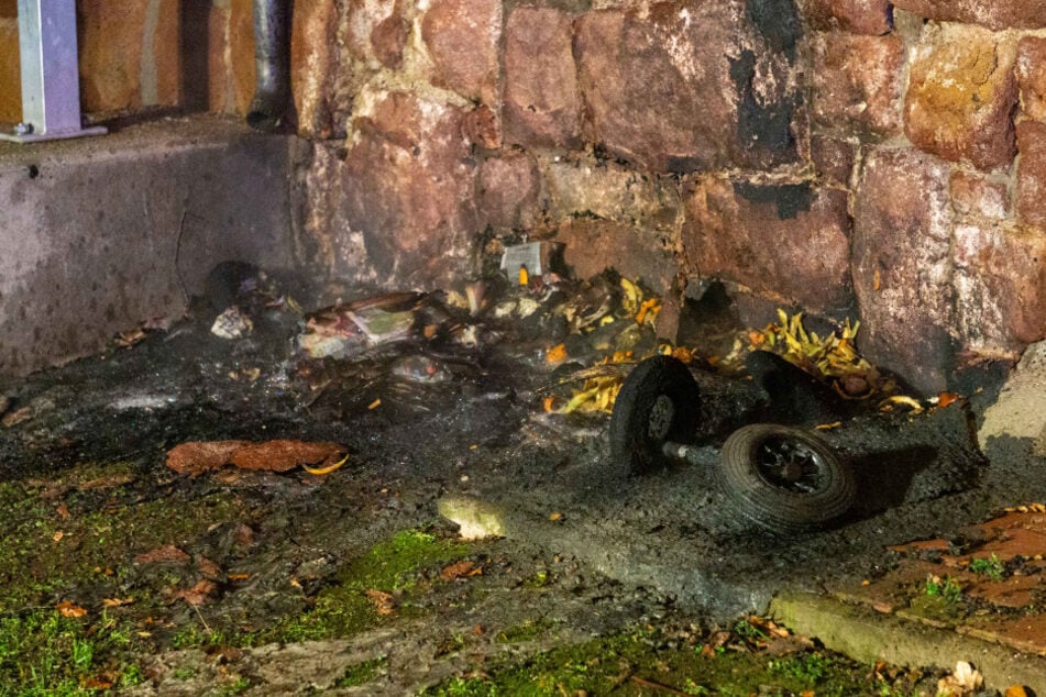 Die beiden Mülltonnen brannten komplett nieder.