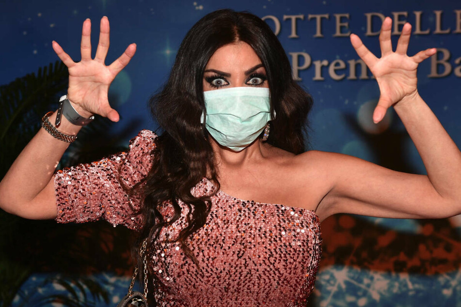 Kader Loth erscheint mit Mundschutz bei der Berlinale 2020. Seit ihrer schweren Corona-Erkrankung trägt sie selbst beim Sex mit ihrem Mann eine Maske.
