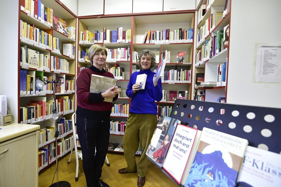 Die ehrenamtliche Bibliothekarin Sylvia Drewes-Wege (67) und Leiterin Anja Hüttner (51) wissen nicht, ob es für das Frauenzentrum "Lila Villa" weitergeht.