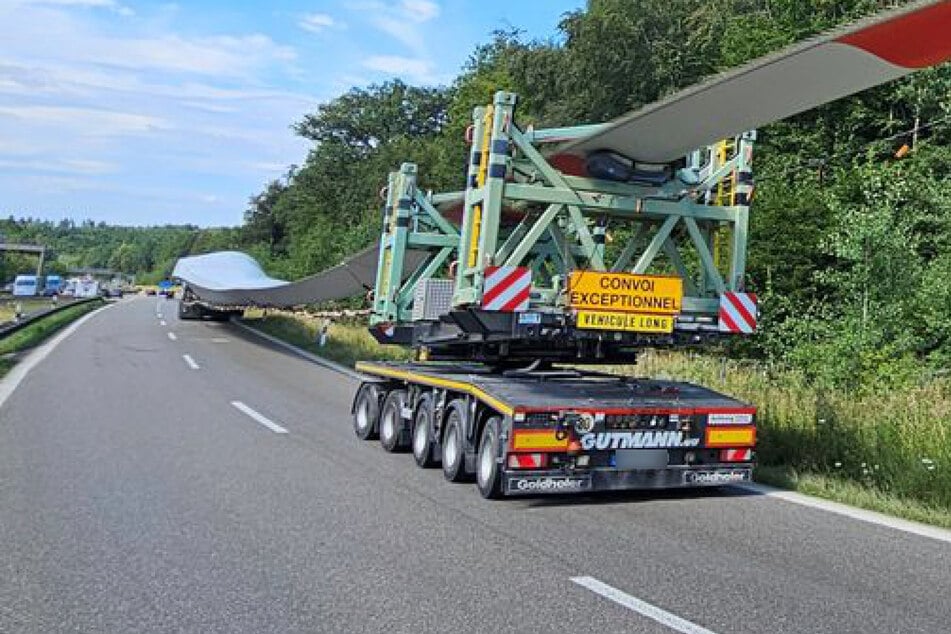 Stuttgart: Verkehrschaos am Stuttgarter Kreuz: Windradflügel-Schwertransport blockiert Autobahn