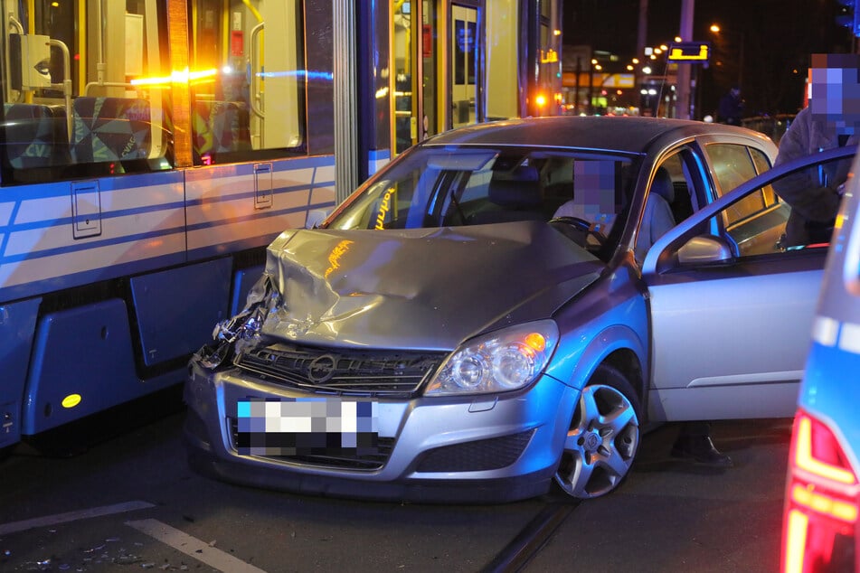 Ein Opel krachte am Dienstagabend in Chemnitz mit einer Straßenbahn zusammen.