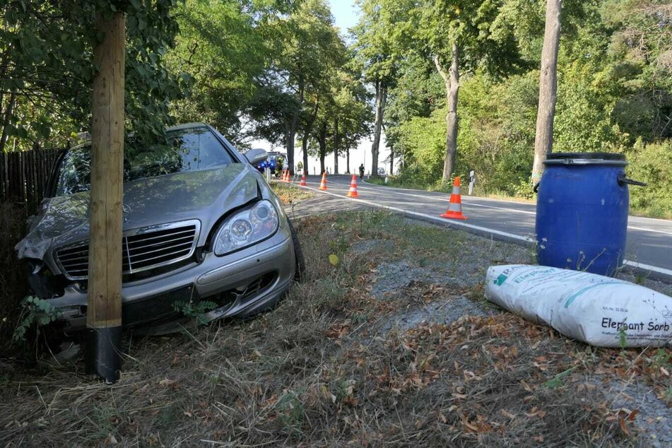 Der 71-Jährige krachte mit seinem Auto gegen einen Telefonmasten.