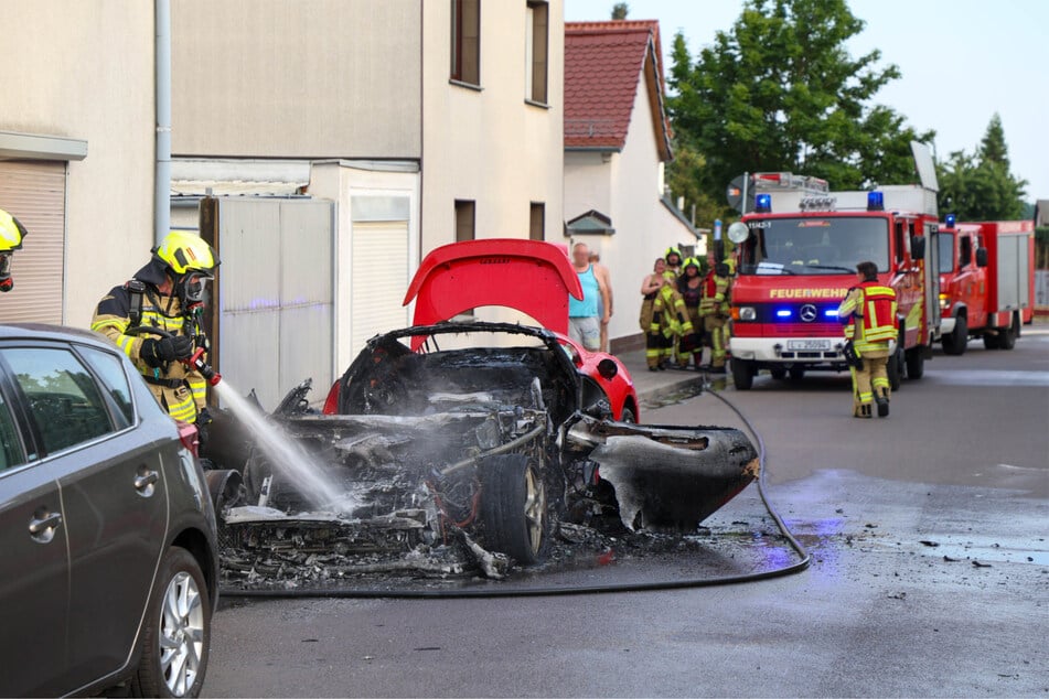 Im Markranstädter Ortsteil Quesitz stand am Samstagabend ein Ferrari in Flammen.