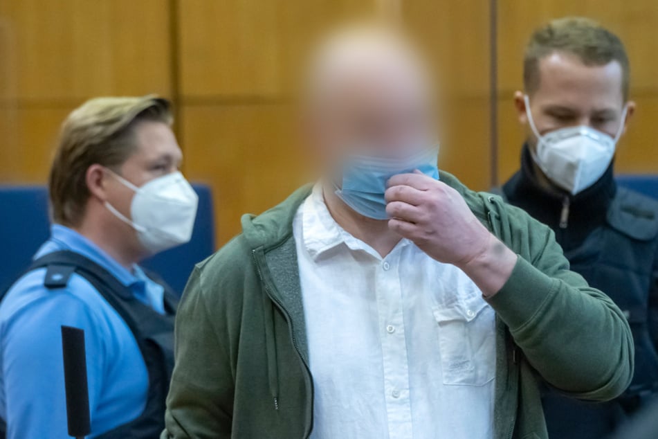 Markus H., Mitangeklagter im Prozess um die Ermordung des Kassler Regierungspräsidenten Walter Lübcke, kommt am 1. Oktoner 2020 zur Fortsetzung des Prozesses in den Gerichtssaal im Oberlandesgericht.