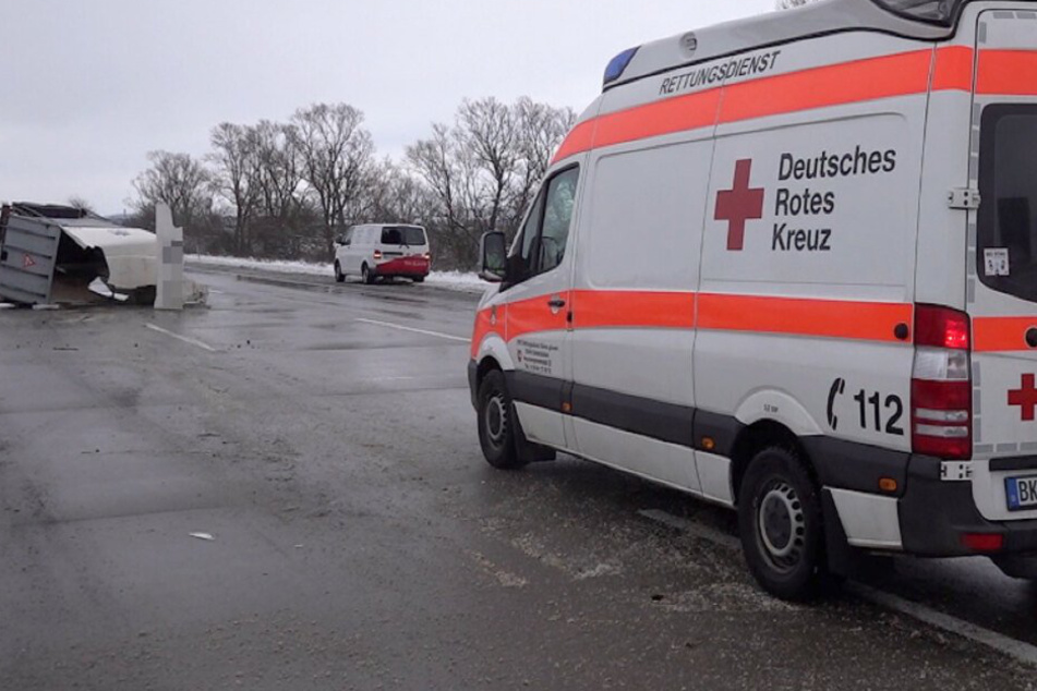 Pferdeanhänger kippt auf A2 um, Tier muss in Klinik
