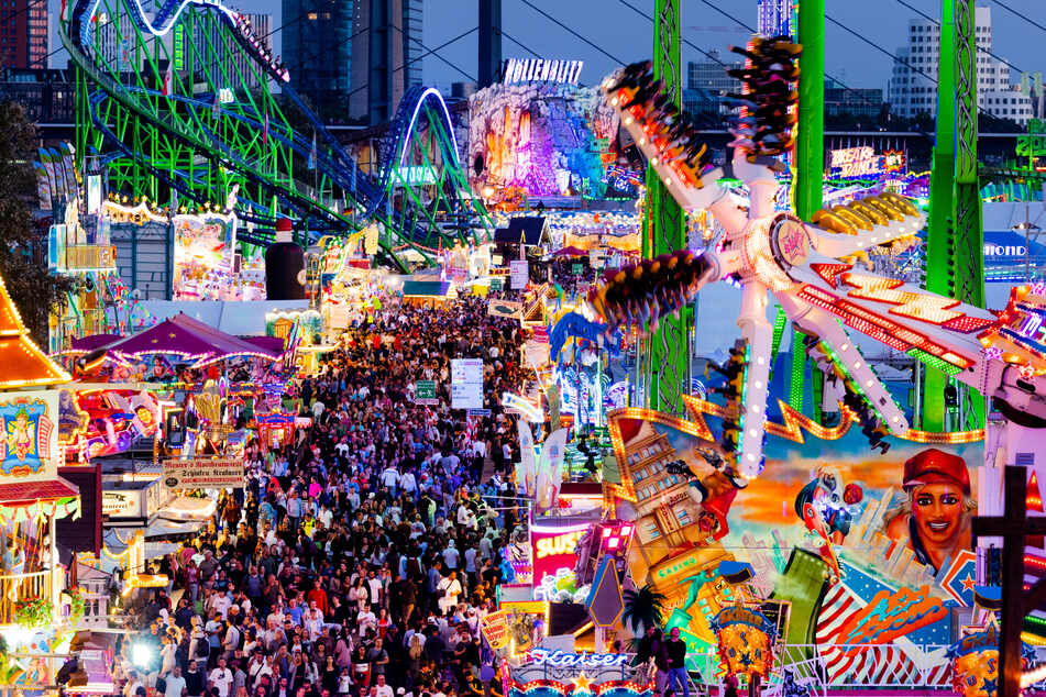 An zehn Tagen präsentieren mehr als 300 Schausteller ihre Fahrgeschäfte und Festzelte auf dem rund 165.000 Quadratmeter großen Gelände der Düsseldorfer Rheinkirmes.