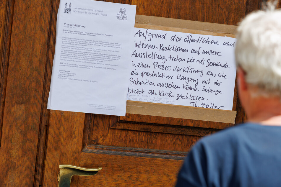 An der Eingangstür zur Nürnberger Kirche St. Egidien wurden eine Mitteilung sowie ein handgeschriebener Zettel ausgehängt.