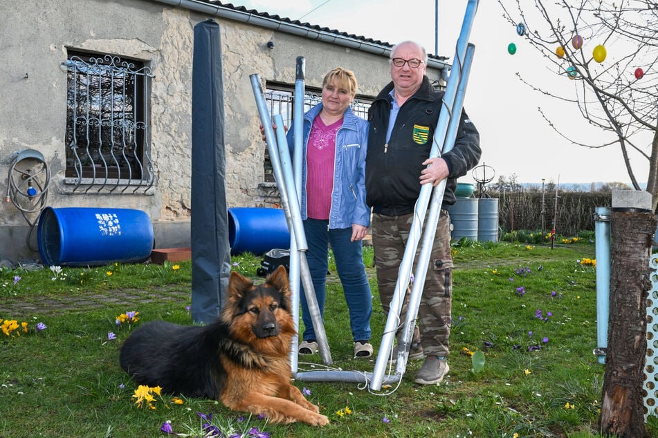 Heidrun (64) und Ralf Donaubauer (64) blieben nur die Einzelteile des Fahnenmasts.