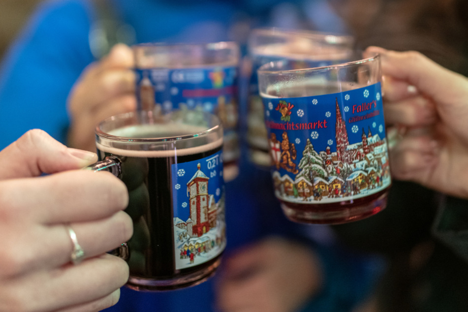 In diesem Jahr wird es für viele kein Anstoßen mit Arbeitskollegen geben. Viele Unternehmen verzichten auf Weihnachtsfeiern.