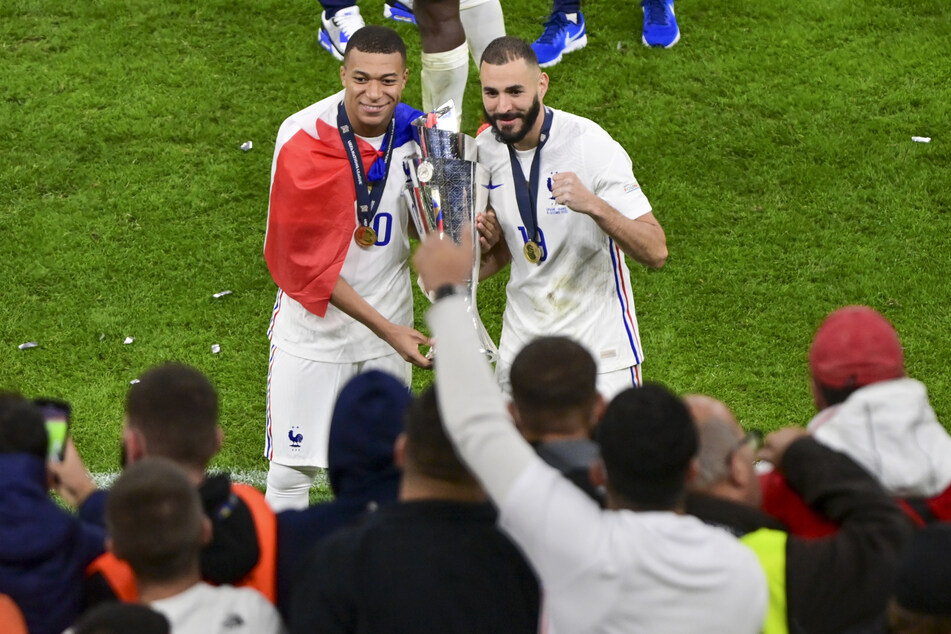 Erst am 10. Oktober gewann Karim Benzema (33, r.) zusammen mit Mega-Talent Kylian Mbappe (22) das Nations-League-Finale gegen Spanien im Dress der Èquipe Tricolore.