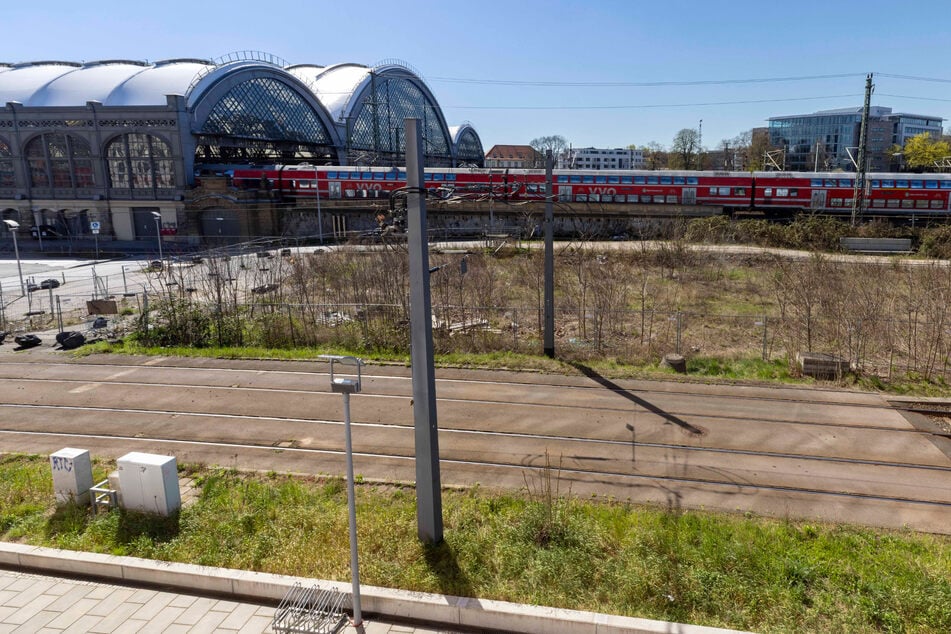 Dresden: Baugenehmigung seit zwei Jahren: Wann kommen Fahrradparkhaus und Bus-Terminal?