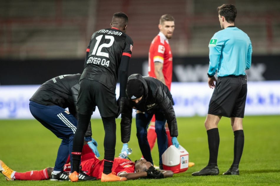 Unions Sheraldo Becker liegt verletzt am Boden und musste schon in der 24. Spielminute ausgewechselt werden.