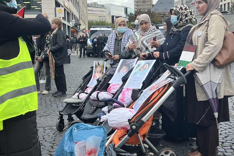 Unter anderem schoben die Teilnehmer und Teilnehmerinnen Kinderwagen mit Fotos getöteter Kinder durch die Straßen.