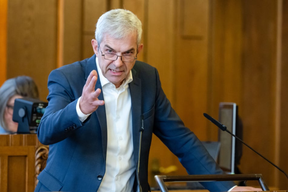Volkmar Zschocke (56) im Chemnitzer Stadtrat: Der Grünen-Politiker pocht auf eine regelmäßige Beschluss-Kontrolle für Ratsentscheidungen.