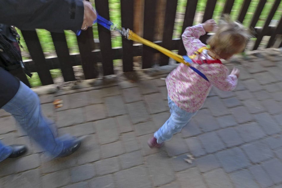 Solche Kinderschutzgurte dienen der Sicherheit von Kindern, werden aber auch kritisch betrachtet.