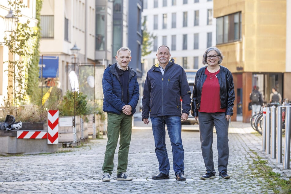 In der verkehrsberuhigten Zone müssen Tom Umbreit (53, l.) vom Umweltzentrum, Stadtbezirksamtsleiter André Barth (60, M.) und Umweltbürgermeisterin Eva Jähnigen (60, Grüne) nicht auf dem Bürgersteig stehen.