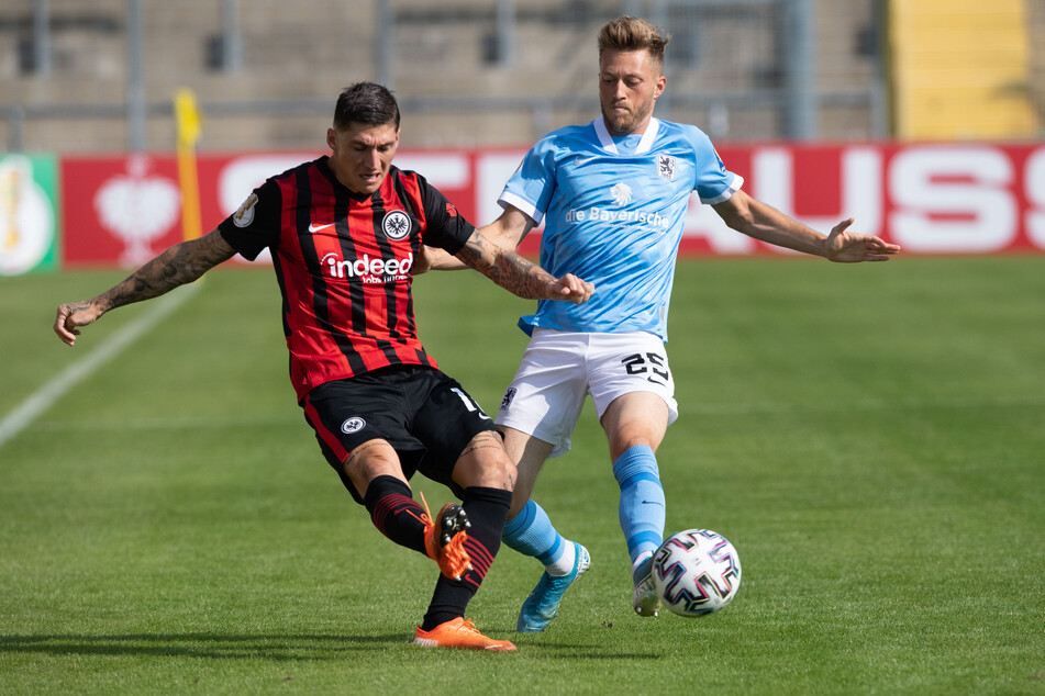 Steven Zuber (l.) von Eintracht Frankfurt mit Marius Willsch vom TSV 1860 München im Zweikampf.