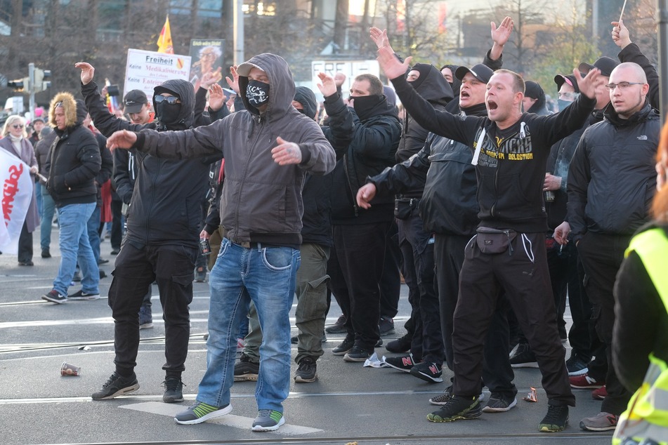 Laut dem sächsischen Verfassungsschutz nehmen an den "Querdenken"-Demos im Freistaat zwar auch Rechtsextremisten und Reichsbürger teil, aber die Bewegung an sich soll nicht extremistisch sein.