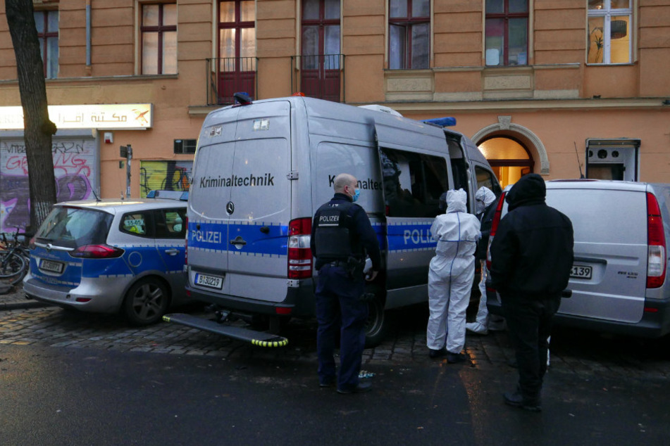 Ein Unbekannter warf während der Spurensicherung die Seitenscheibe eines Einsatzfahrzeuges der Kriminaltechnik vor dem Haus in der Mahlower Straße in Berlin-Neukölln mit einem Pflasterstein ein.