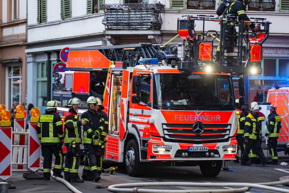 Brand in Küche von Cafe: Ein Verletzter, Fritteuse bereitet Feuerwehr Probleme