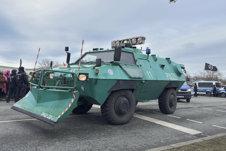 Die Polizei hat große Gerätschaft aufgefahren.