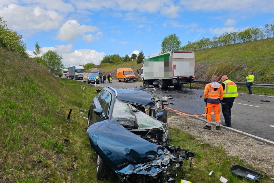Ein Auto und ein Laster krachten am Mittwoch frontal zusammen.