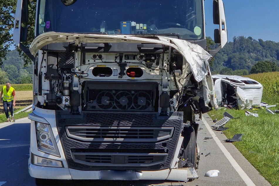Laster schert plötzlich aus: Autofahrer (†67) stirbt bei Frontal-Crash