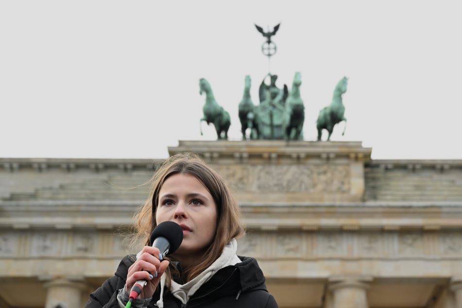 Auf der Bühne vor dem Brandenburger Tor steht am heutigen Freitag unter anderem Luisa Neubauer (28), das deutsche Gesicht von Fridays for Future.