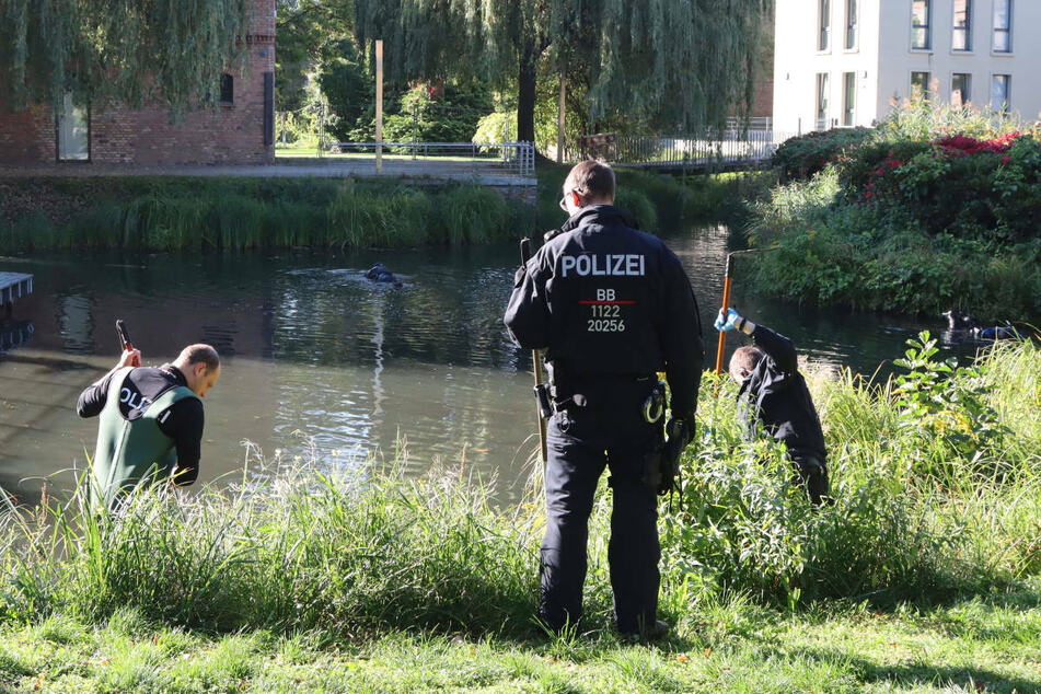 Polizeitaucher suchen im Oktober 2021 nach der vermissten 22-Jährigen. Mittlerweile geht die Staatsanwaltschaft Potsdam dem Anfangsverdacht eines Tötungsdelikts gegen eine verdächtige Person nach.
