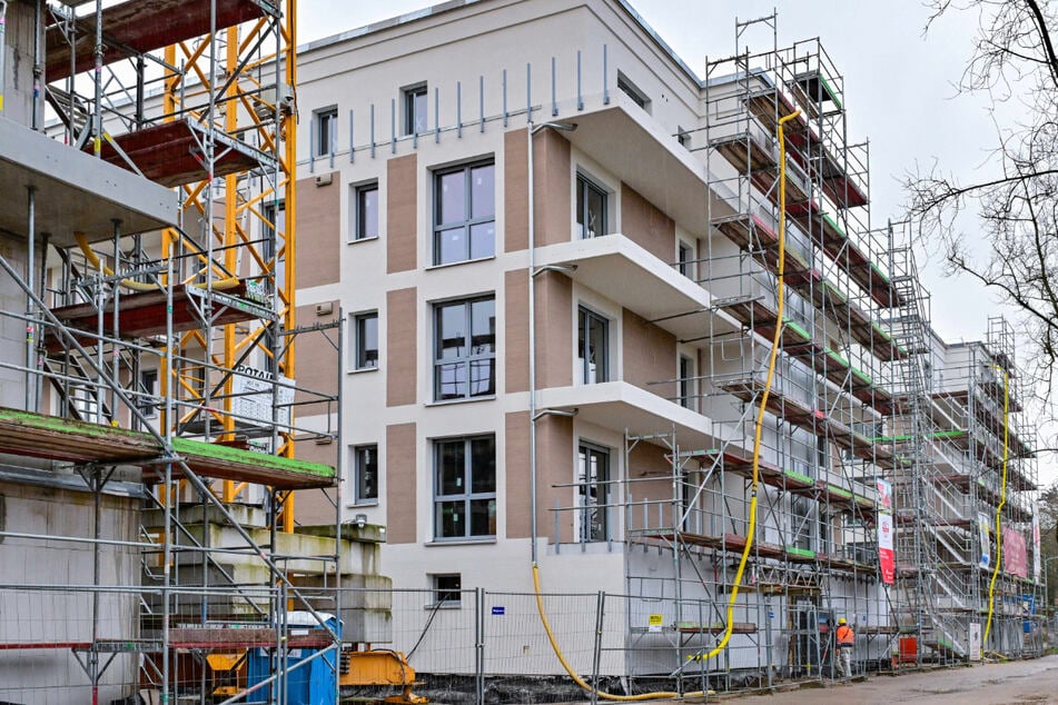 Wer kann sich das Bauen da noch leisten? In Städten wie Dresden und Leipzig liegt der Quadratmeterpreis für eine neue Eigentumswohnung inzwischen über 5000 Euro.