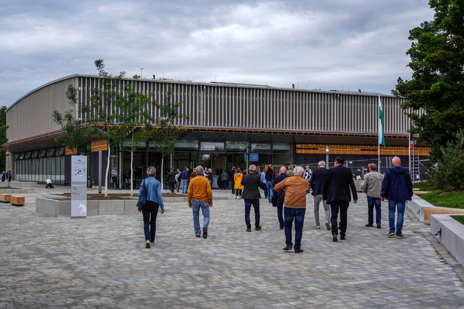 Die Multifunktionsreithalle entstand in Holz-Hybridbauweise.