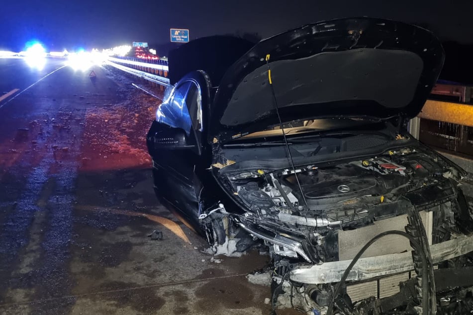 Unfall A9: Vollsperrung auf A9 bei Leipzig: Mercedes gerät ins Schleudern