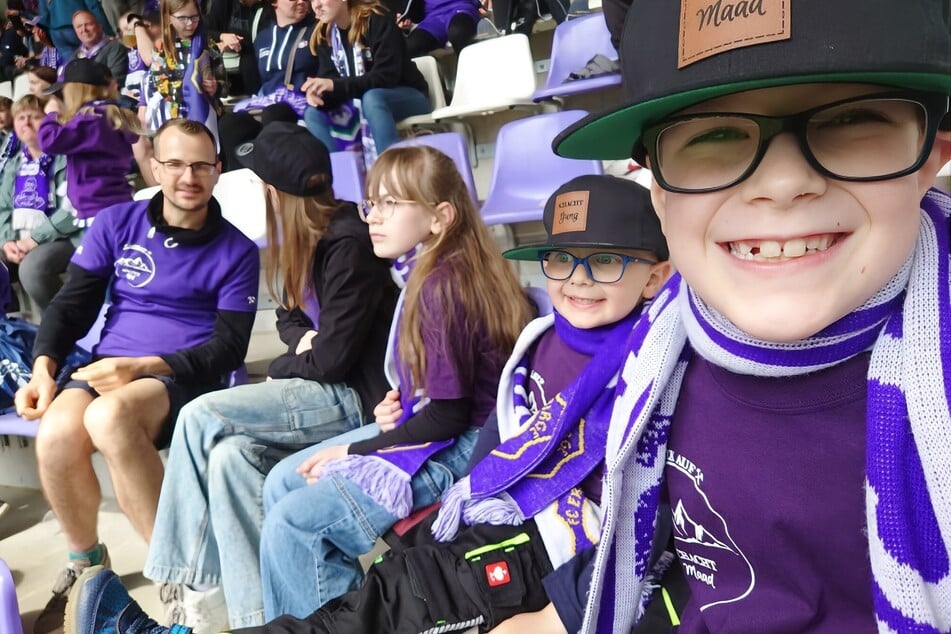 Trotz Blutkrebs besucht Thomas (links) mit seiner Familie so viele Spiele wie möglich.
