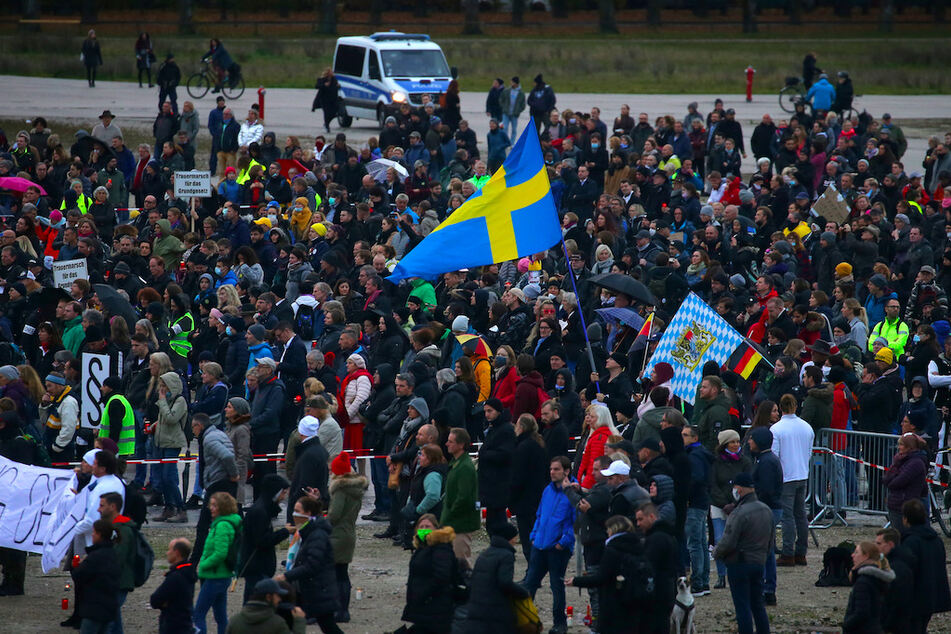 Menschen stehen bei einer Demonstration gegen die Corona-Maßnahmen auf der Theresienwiese.