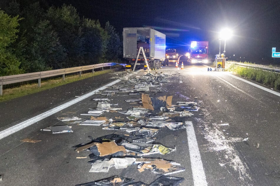 Nach dem Verkehrsunfall in der Nacht zu Mittwoch lagen auf der kompletten Fahrbahn der A70 Farbe und Bilderrahmen.