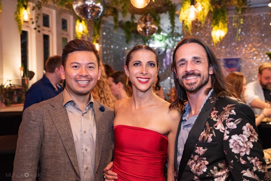 Produzent Dennis Schulze (32, l.), Darstellerin Dominique Aref (M.) und Director Daryousch Ravari am Abend der "Sister Act"-Premiere im First Stage Theater in Hamburg.