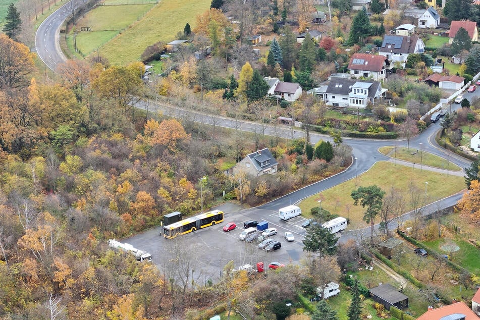 Blick vom Turm auf den Parkplatz in Wachwitz.