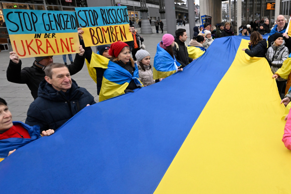 Vor dem Kölner Hauptbahnhof versammelten sich am heutigen Samstag unzählige Menschen samt riesiger Ukraine-Flagge.