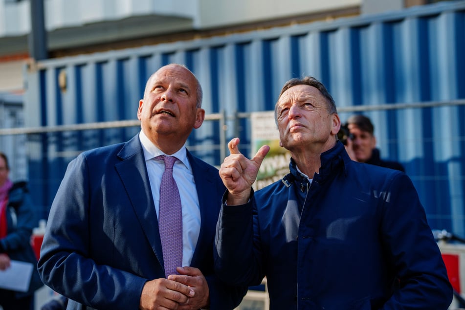 Innenminister Roman Poseck (CDU, l.) und der Frankfurter Polizeipräsident Stefan Müller bei der Inbetriebnahme der Videoanlage am Mittwoch.