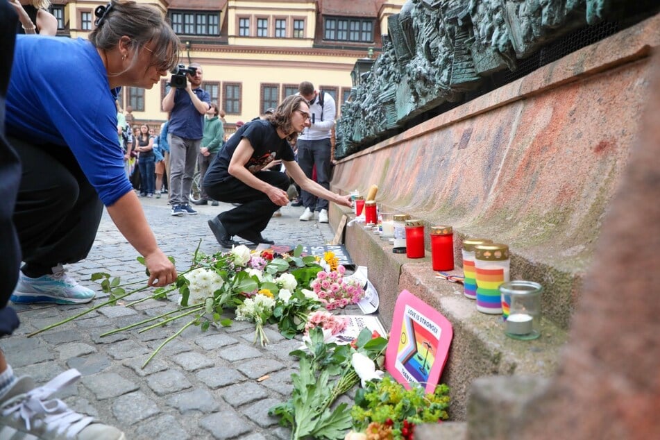 Viele brachten Blumen und Kerzen mit, um den Opfern zu gedenken.